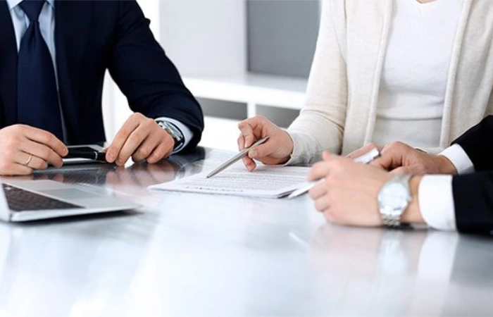 Firma de contrato de seguro de caución entre empresa y asesor