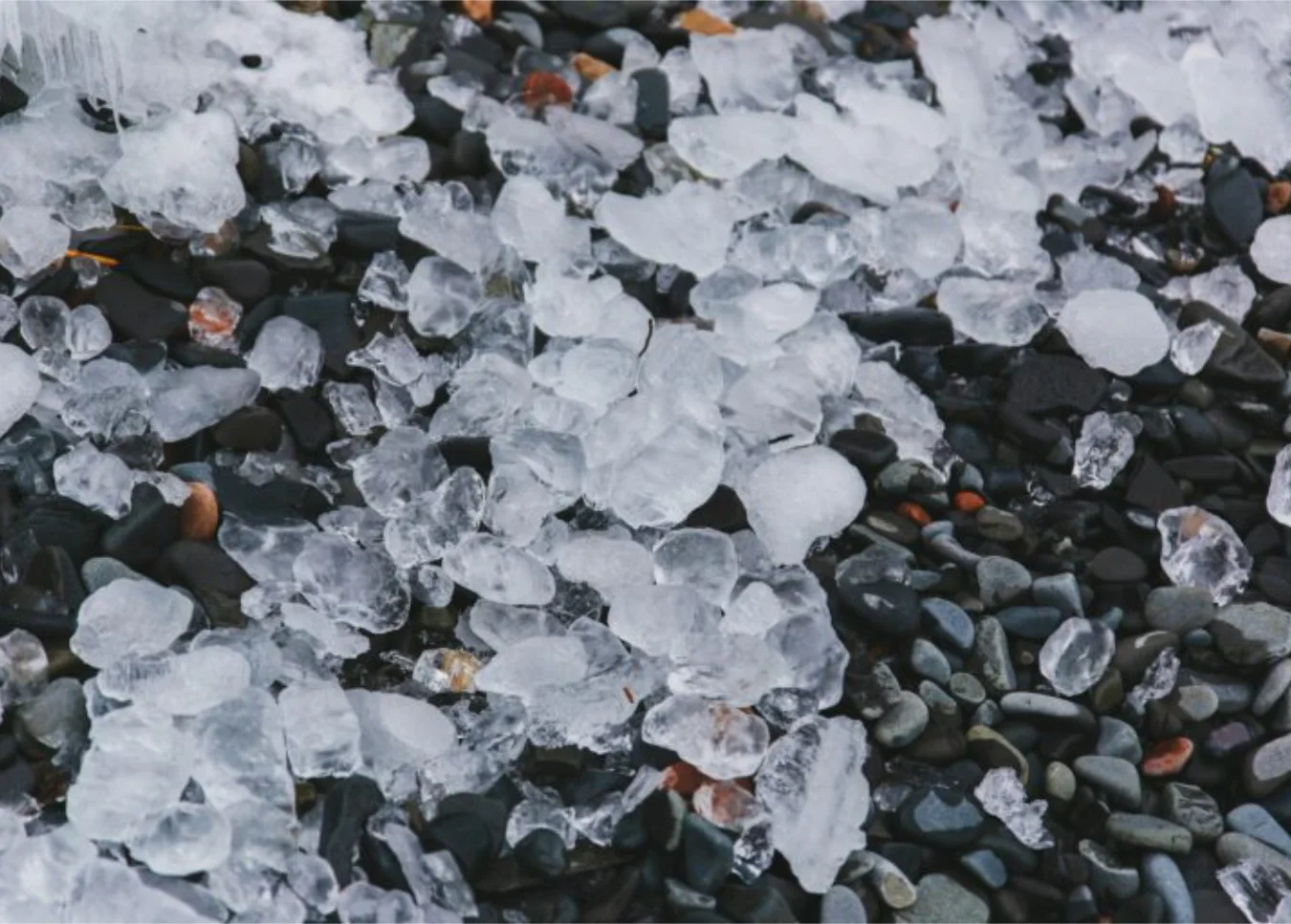 Granizo acumulado en el suelo luego de una tormenta severa