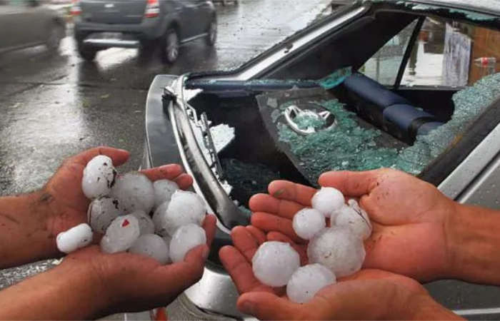Seguro contra granizo cubriendo daños en vehículo con parabrisas roto por caída de granizo