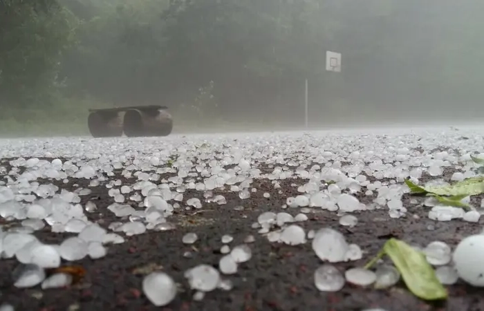 Seguro contra granizo cubriendo daños provocados por tormenta severa con caída intensa de hielo