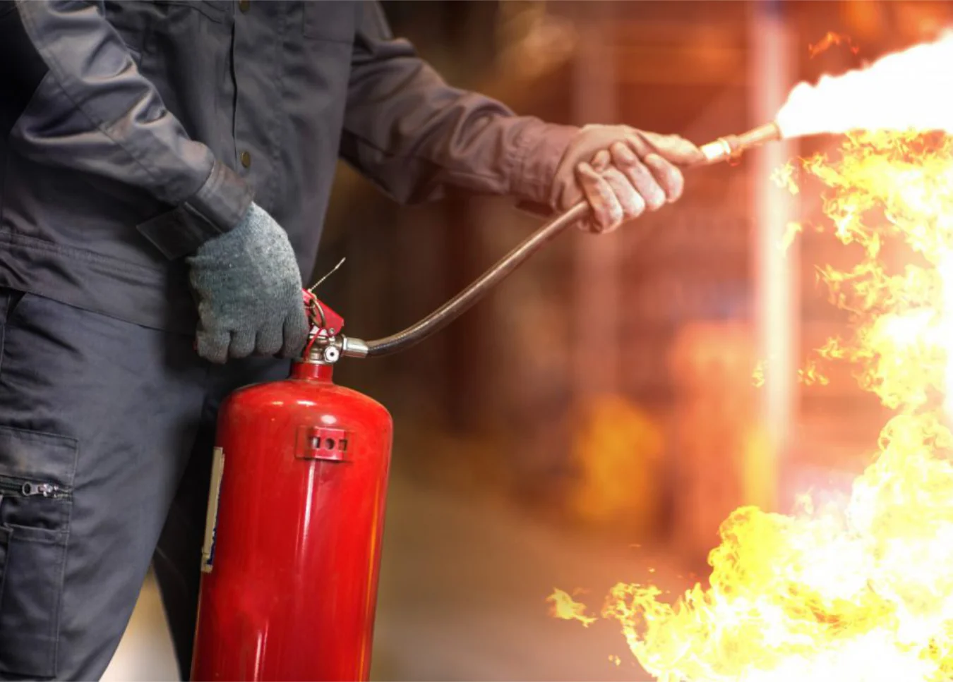 Seguro contra incendios y control de fuego con extintor
