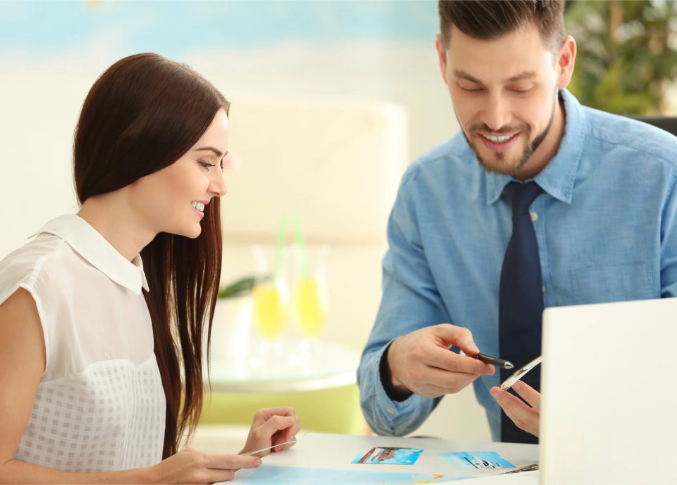 Asesor explicando seguro de caución a cliente en oficina