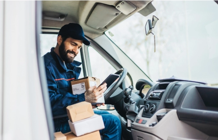 Seguro de transporte para conductor realizando entregas en vehículo