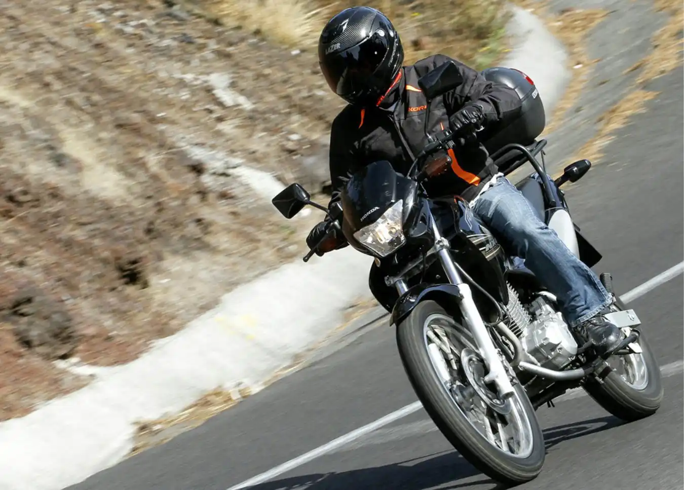 Seguro para moto con conductor en circulación